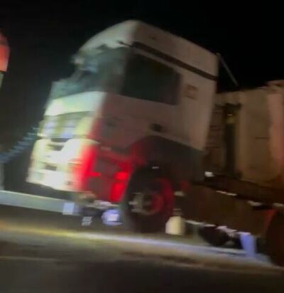 Imagem da notícia Carreta tomba e interdita tráfego na MS-306 em Chapadão do Sul